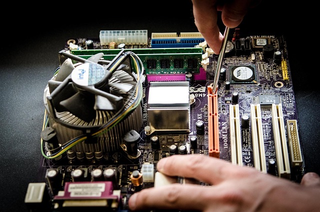 Hardwareopgradering på pc med fokus på bundkort og komponenter før Windows 12
