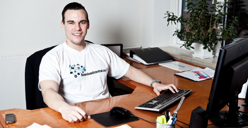 Martin Jørgensen ved skrivebordet hos Downloadcentral.no, hvor han arbejder med softwareindhold og guides.