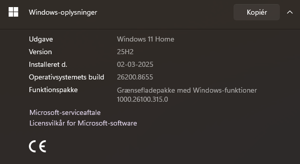 Skærmbillede af Windows-oplysninger, der viser Windows 11 Home med version 25H2 installeret.